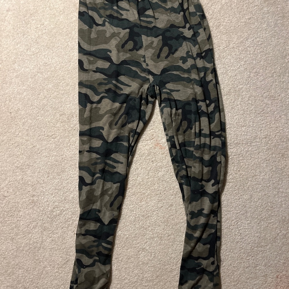 SHEIN- Camo light weight cuffed baggy leggings